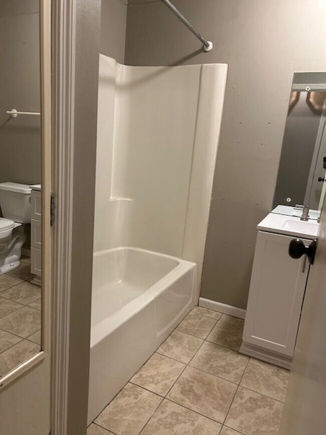 Building Photo - 2500 sq. ft. 4 Bedroom Ranch Home w/Large ...