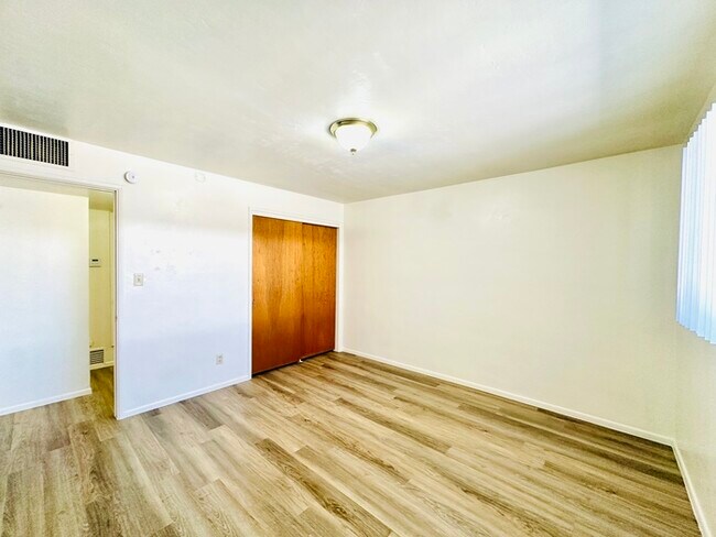 Building Photo - $400 Off Move In Special! Spacious 1 Bedro...