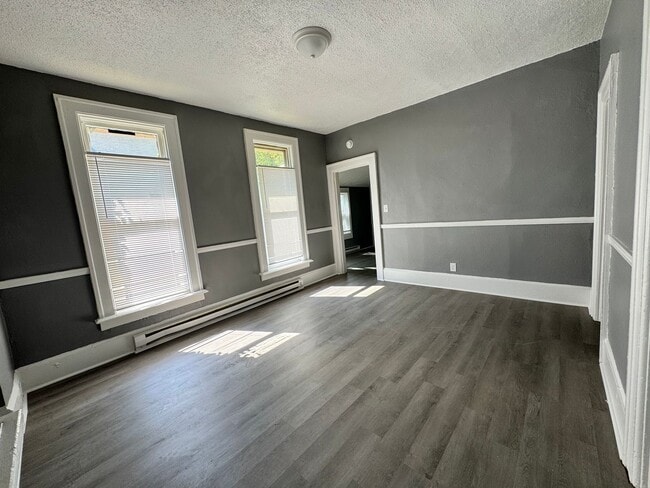 Building Photo - 2 Bedroom House