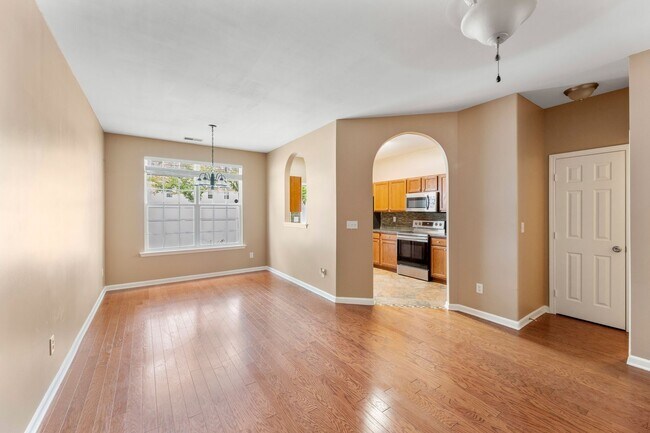Building Photo - Three Bedroom Townhome in sought-after Mat...