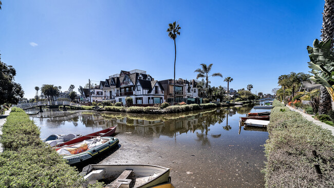 Venice Canals - 475 Carroll Ave