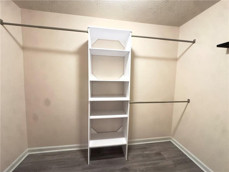 Building Photo - 3035 Baymount Dr