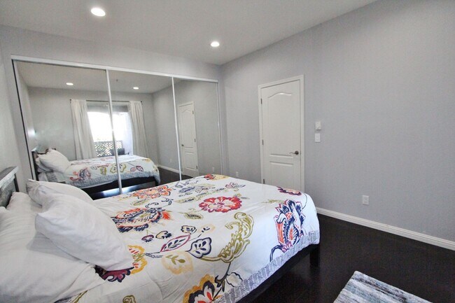 Building Photo - $2,890- GORGEOUS TWO BEDROOM CONDO IN CENTRAL FREMONT BLOCKS FROM BART