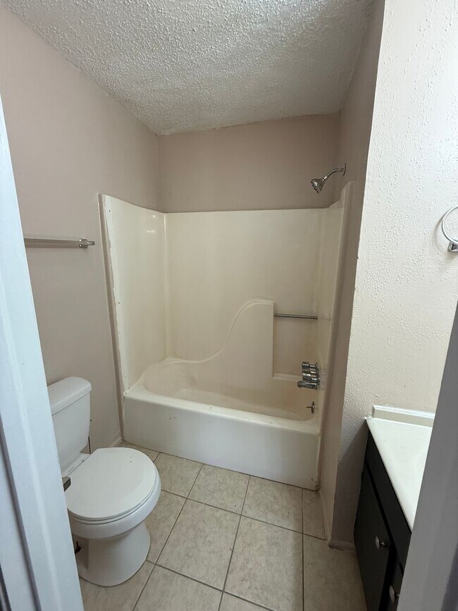 Building Photo - 2 bedroom 2 bath town home in a gated community