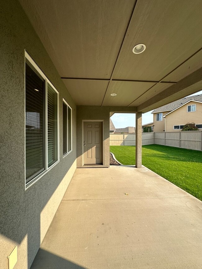 Building Photo - Centrally Located in Kennewick!