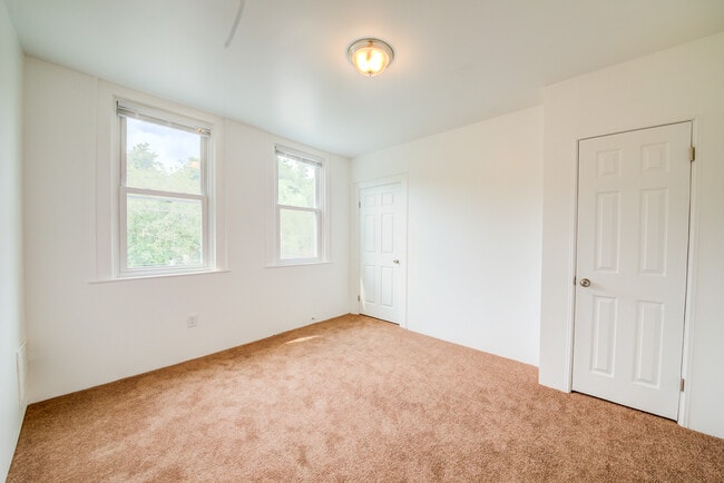 Building Photo - AVAILABLE AUGUST 2026 - RENOVATED 2+ Bedroom Home in MT. WASHINGTON!