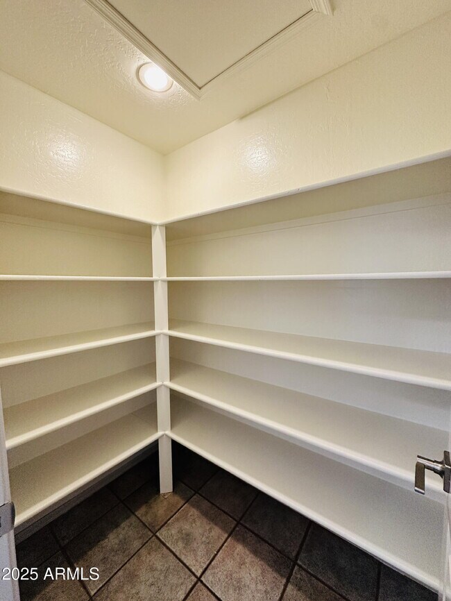Building Photo - 2110 E Enrose Cir