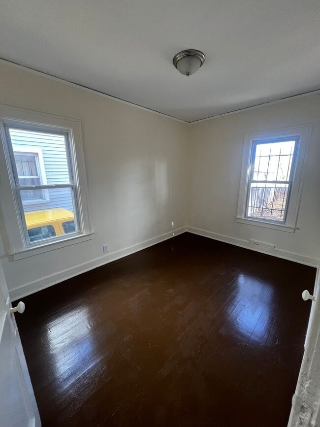 Building Photo - Cozy Westside Family Flat - Upper and Lower Units Available !