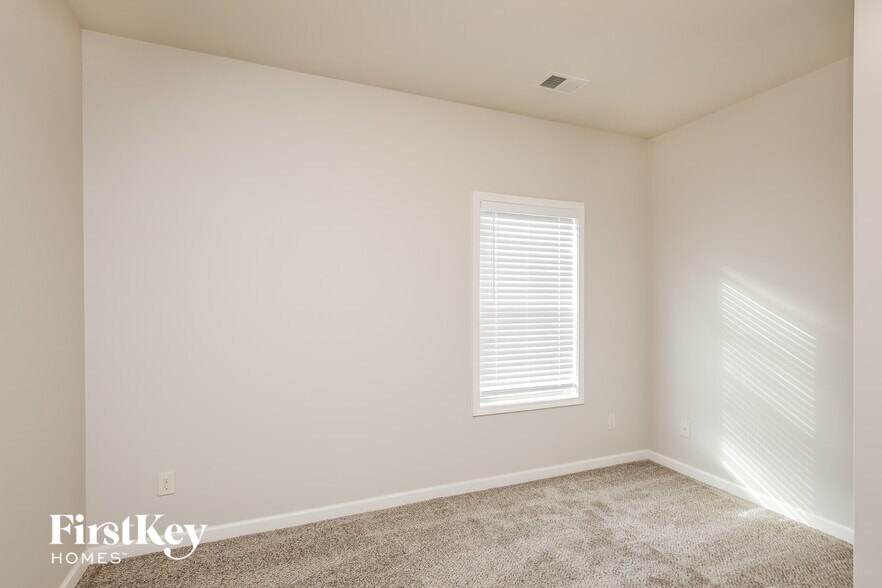 Building Photo - 4911 Briarcliff Dr