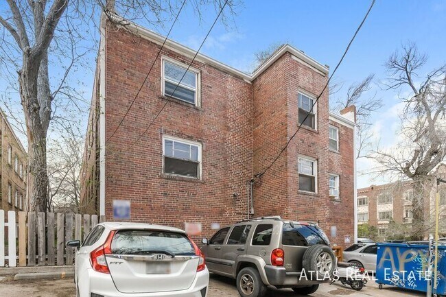 Building Photo - 970 N Pearl St