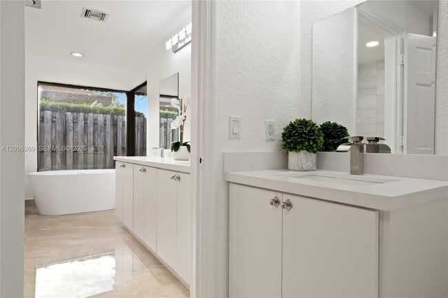 Building Photo - 8881 N Lake Dasha Dr