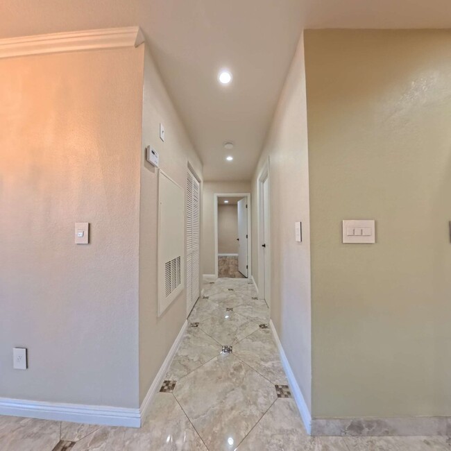 Building Photo - Highly Remodeled, 1st Floor Unit