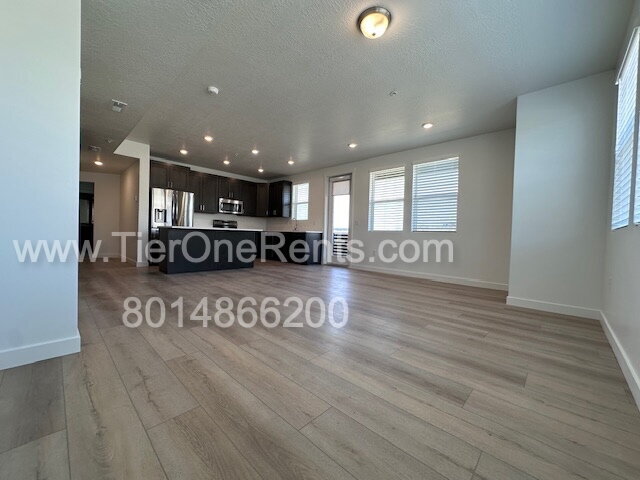 Building Photo - Move-in special:  First month's rent free!