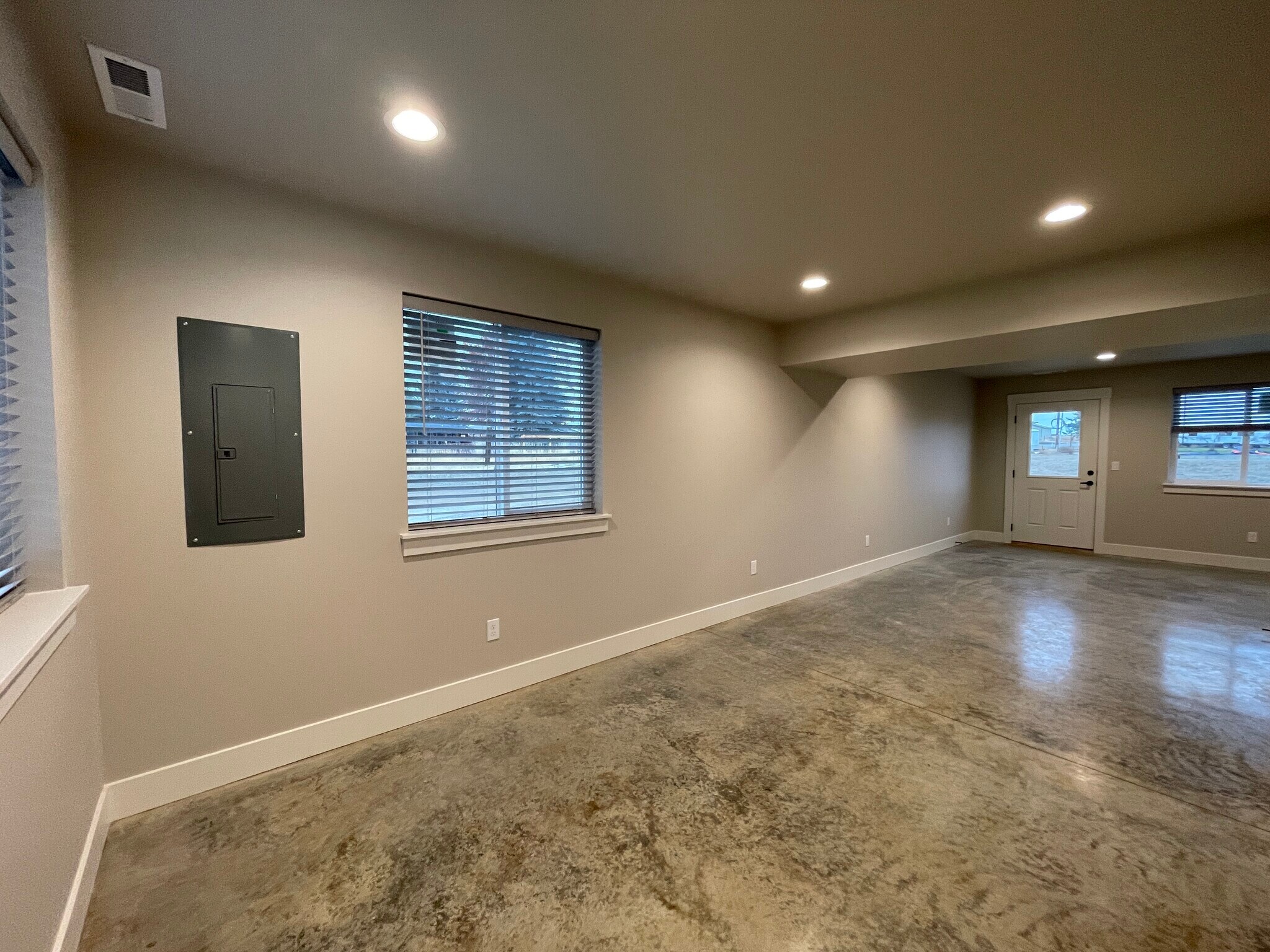 Building Photo - 412 W 1st St