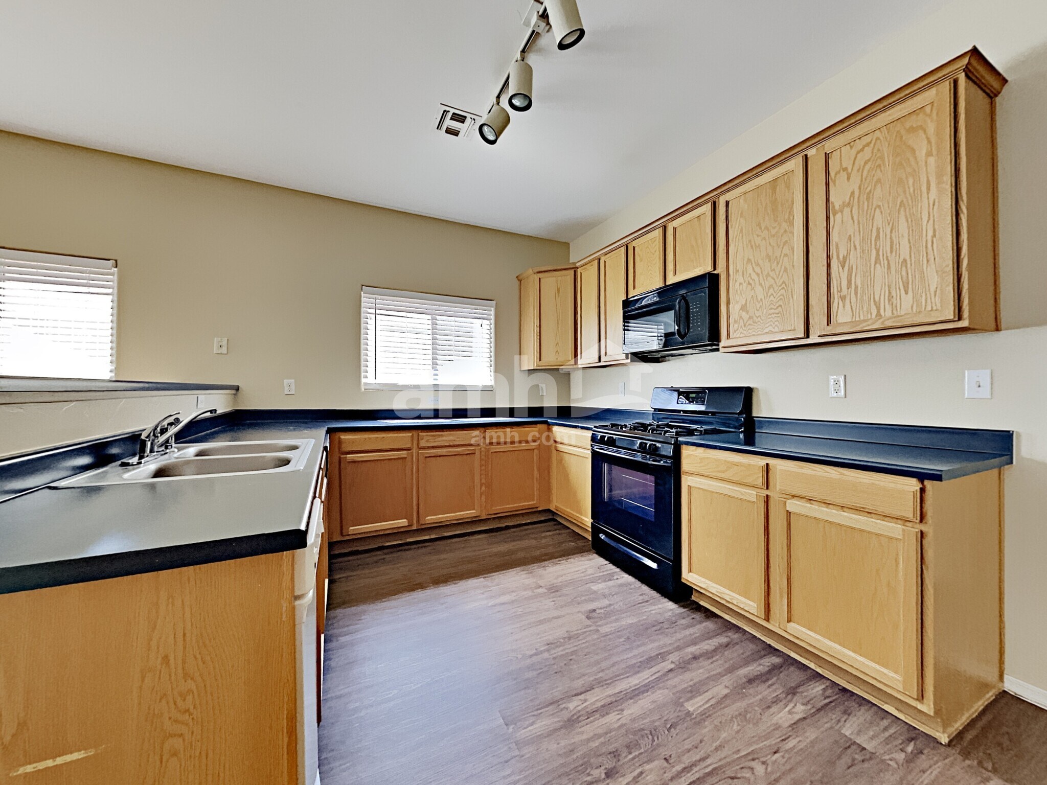 Building Photo - 6653 S Stratosphere Ln