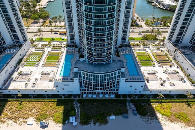 Building Photo - 15901 Collins Ave