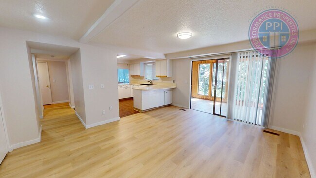 Building Photo - Prime West Linn Location - Walkable to Hig...