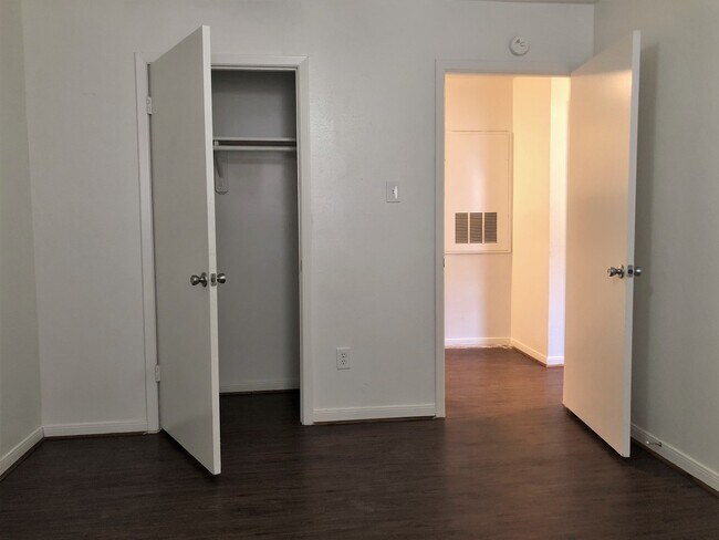 Building Photo - Updated 2/2 Duplex | Boonville Rd | Pets Welcome