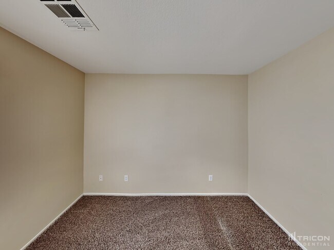 Building Photo - 2132 Meadow Green Ave