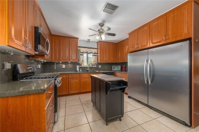 Building Photo - Large 4 Bedroom Home Central 29 Palms