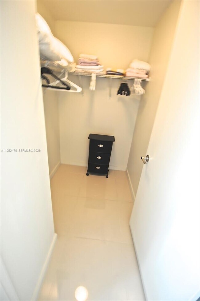 Building Photo - 999 SW 1st Ave