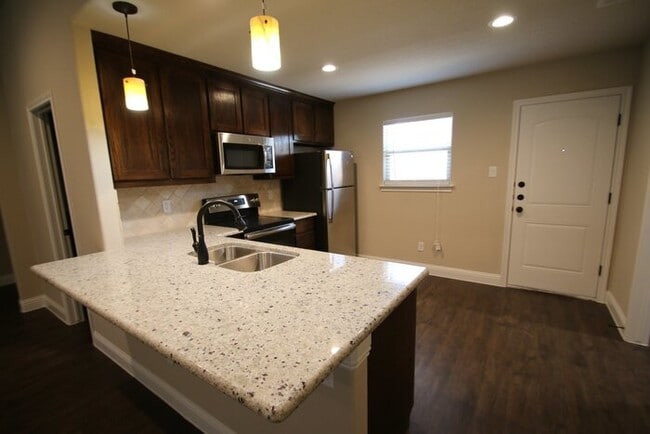 Building Photo - SENSATIONAL 3/2/ Duplex Home in AZLE ISD~ ...