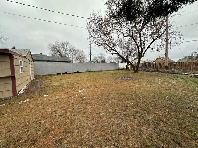 Building Photo - Cozy and Conveniently Located 2 Bed 1 Bath Spokane Home w/ Detached Garage & Heated Multipurpose ...