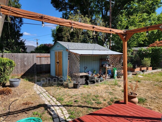 Building Photo - 1827 NW Menlo Dr