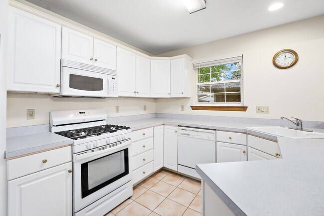 Kitchen - 1008 Middletown Rd