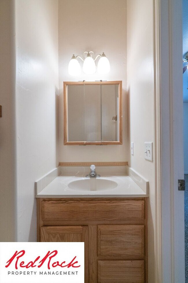 Building Photo - Enjoy Scenic Ivins Living – 3-Bed, 2-Bath ...