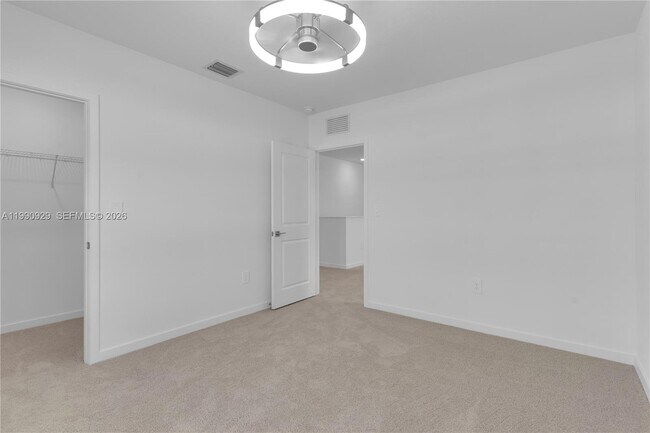 Building Photo - 615 NE 1st Ave