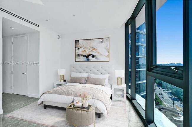 Building Photo - 15701 Collins Ave