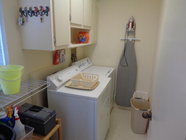 Building Photo - 5527 NE Gulfstream Way