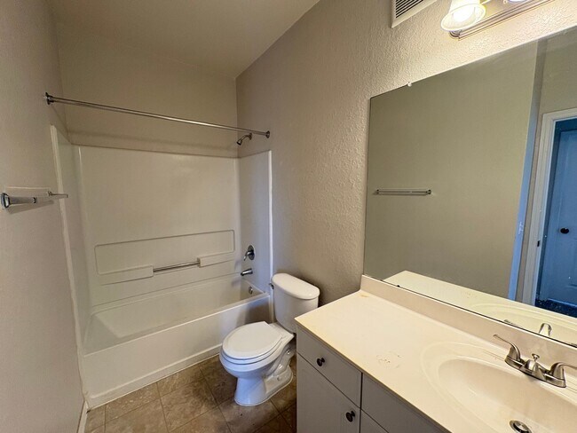 Building Photo - 8013 Hemingway Cir