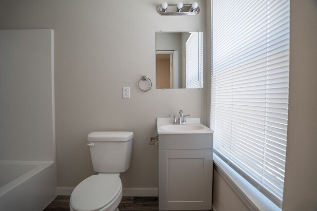 Building Photo - 1358 N Porter Rd