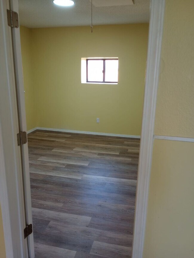 Building Photo - 3 bed 2 bath Renovated Rent Home