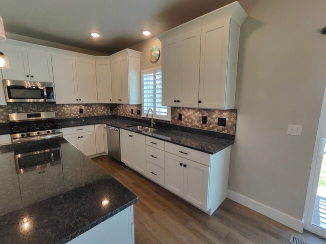 Building Photo - Spacious 4 bed/2.5 bath Home!