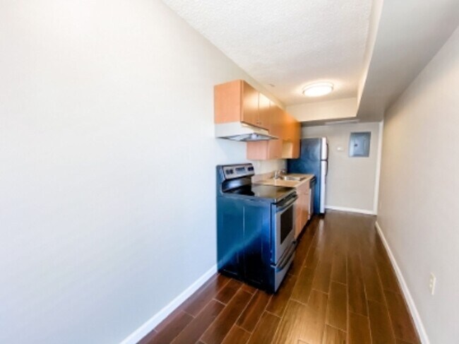 Building Photo - Treetop Living in the Heart of Highland Park