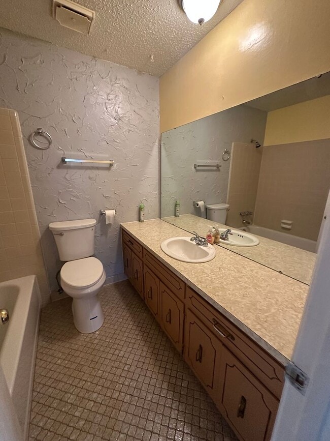 Building Photo - 743 Leicester Dr