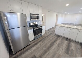 Building Photo - 2101 Fountain View Dr