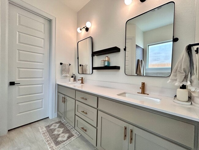 Building Photo - Spacious & Beautiful 3/BR 2/BA Two-Level Home with Garage & Fenced Yard