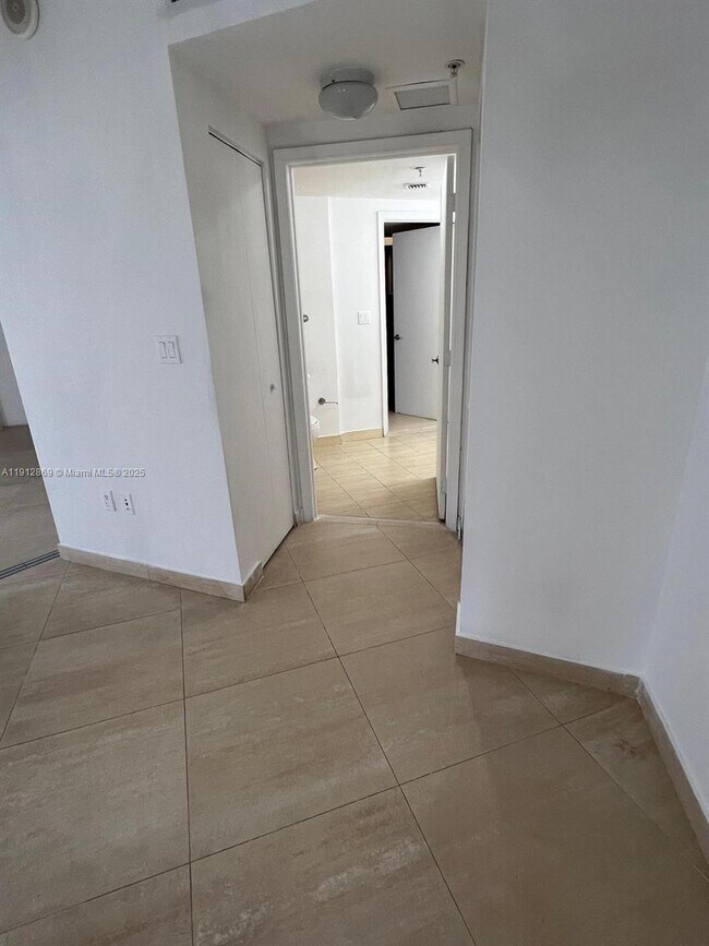 Building Photo - 1750 N Bayshore Dr