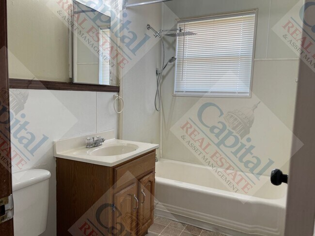 Building Photo - Cute Home Available!