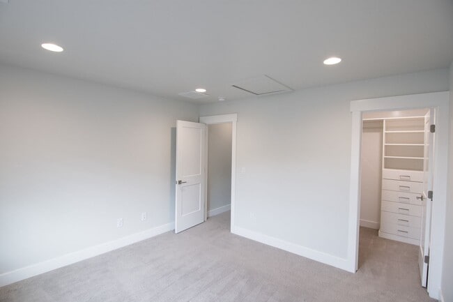 Building Photo - Gorgeous 2-Story Home In a Gated Community!