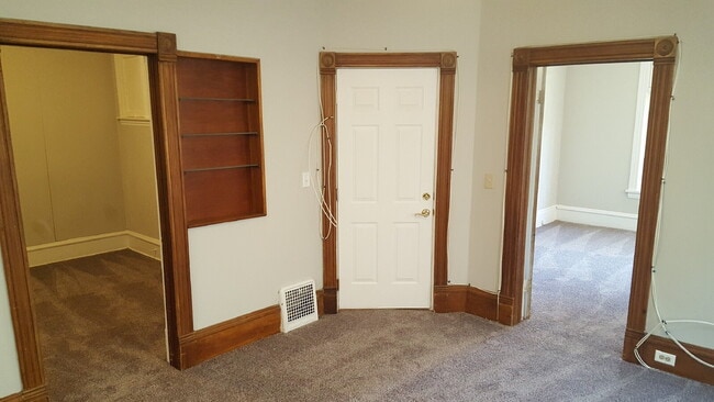 Building Photo - Charming 1-Bedroom Retreat on Colfax Ave – Your Cozy Minneapolis Haven Awaits!