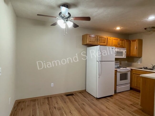 Building Photo - 2311 N Rogers Ave