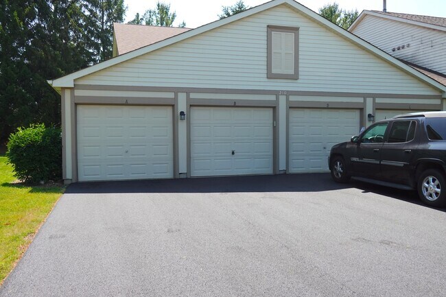 Building Photo - 210 Crestview Dr
