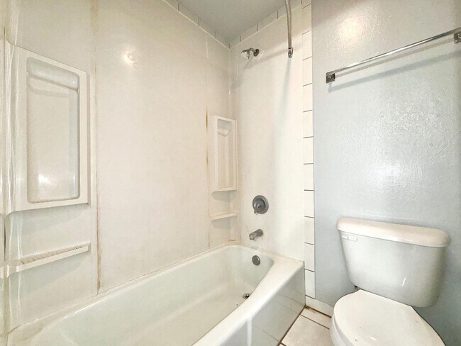 Building Photo - 3 bed 3 bath 2 car garage brick town home now available