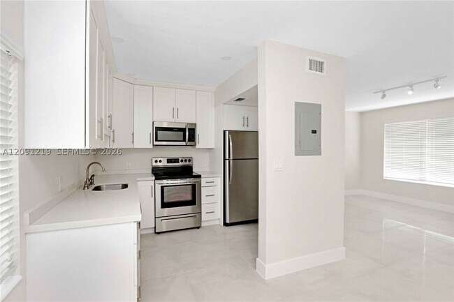Building Photo - 930 SW 24th Ct