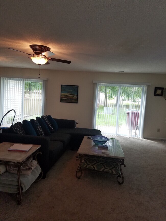 Building Photo - FANTASTIC TOWN HOME ON GREENBRIER FAIRWAYS GOLF COURSE!